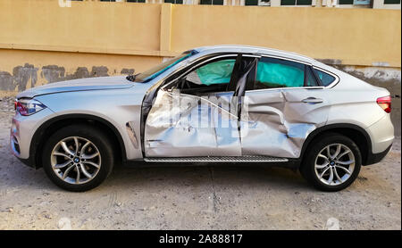 Car crash incidente sulla strada, danneggiato automobili dopo una collisione in città Foto Stock