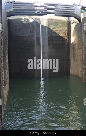 Uno dei blocchi sul fiume navigabile Duoro in Portogallo Foto Stock