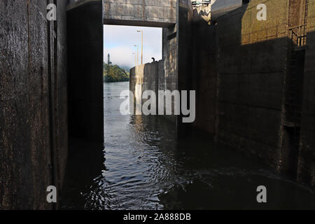 Uno dei blocchi sul fiume navigabile Duoro in Portogallo Foto Stock