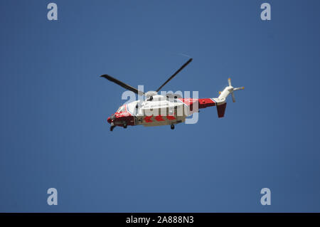 La guardia costiera del Regno Unito elicottero G-MCGJ volando sopra la testa con le ruote verso il basso - Sikorsky S92s - in base a Caernarfon Galles azionato da Bristow Helicopters ltd Foto Stock