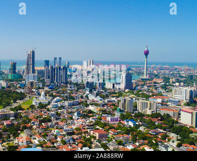 Colombo, Sri Lanka- 05 dicembre 2018 ; Vista del Colombo City skyline con architettura moderna edifici tra cui il lotus torri. Foto Stock