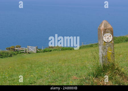 Un marcatore di modo indicando la via sulla Ceredigion sentiero costiero, parte di tutti Wales coast Path Foto Stock