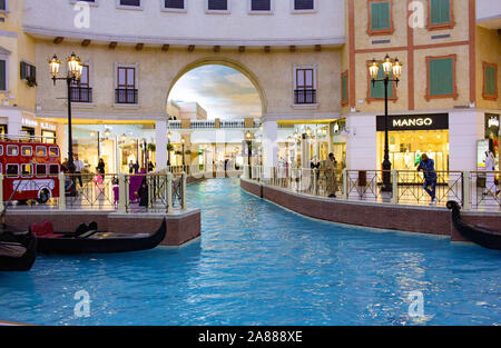 Venezia canal nel Villaggio Mall, il centro commerciale nella zona di aspirano. Marchi di lusso, negozi costosi e i negozi esclusivi di Doha shopping mall in veneziano Foto Stock