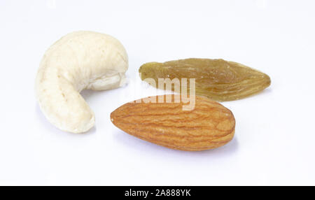 Combinazione di noci di acagiù, mandorle e uvetta snack sano e dadi misti e frutta secca. Foto Stock