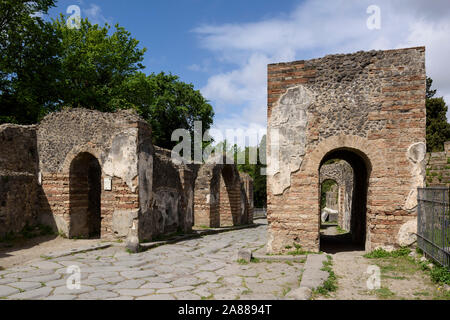 Pompei. L'Italia. Sito archeologico di Pompei. Porta Ercolano Ercolano (gate) e la Via Consolare. Originariamente la grande arcata centrale avrebbe Foto Stock