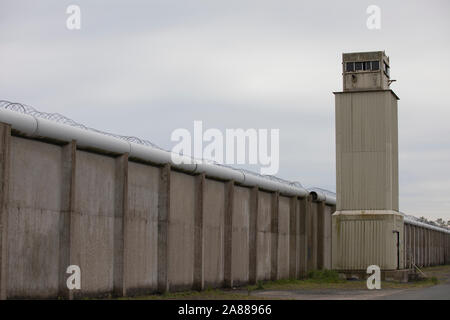 Pareti esterne di uno dei blocchi di H nella ex prigione labirinto long kesh prison sito, Irlanda del Nord Foto Stock