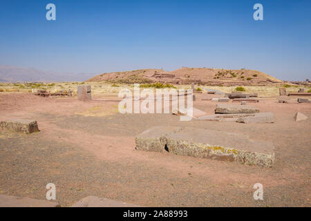 Tempio Kantatallita con piramide Akapana in background in antiche rovine di Tiwanaku complesso archeologico, Bolivia Foto Stock