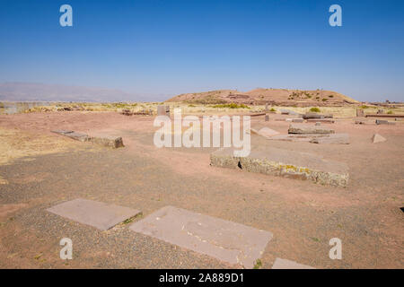 Tempio Kantatallita con piramide Akapana in background in antiche rovine di Tiwanaku complesso archeologico, Bolivia Foto Stock