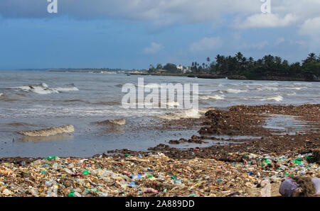 Inquinamento marino: Rifiuti scaricati nel Mar dello Sri Lanka vicino a Colombo. Foto Stock