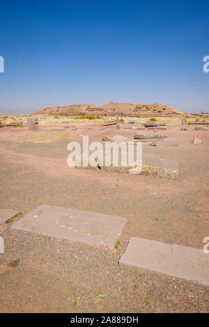 Tempio Kantatallita con piramide Akapana in background in antiche rovine di Tiwanaku complesso archeologico, Bolivia Foto Stock