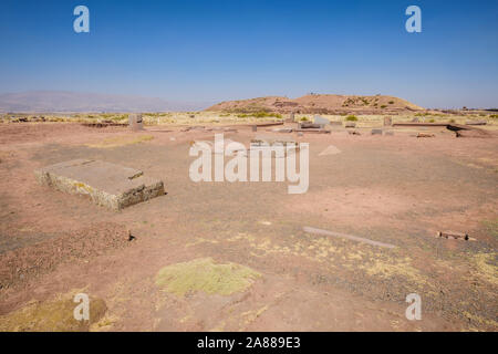 Tempio Kantatallita con piramide Akapana in background in antiche rovine di Tiwanaku complesso archeologico, Bolivia Foto Stock