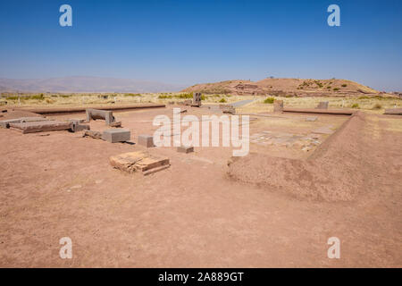 Tempio Kantatallita con piramide Akapana in background in antiche rovine di Tiwanaku complesso archeologico, Bolivia Foto Stock