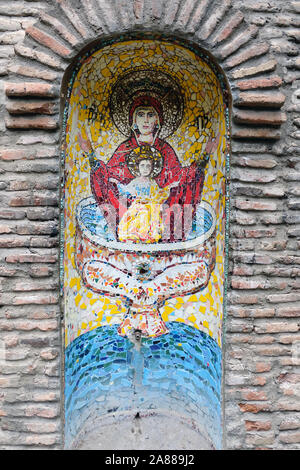 Icona della Madre di Dio recipiente sommerso su un muro di mattoni. Icona della Madre di Dio recipiente sommerso sulla parete di un antico tempio. Ortodossia e r Foto Stock