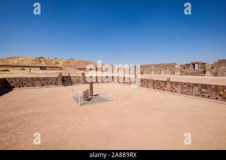 Vista panoramica del semi-tempio sotterraneo con la piramide Akapana in background a Tiwanaku complesso archeologico, Bolivia Foto Stock