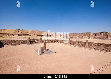 Vista panoramica del semi-tempio sotterraneo con la piramide Akapana in background a Tiwanaku complesso archeologico, Bolivia Foto Stock