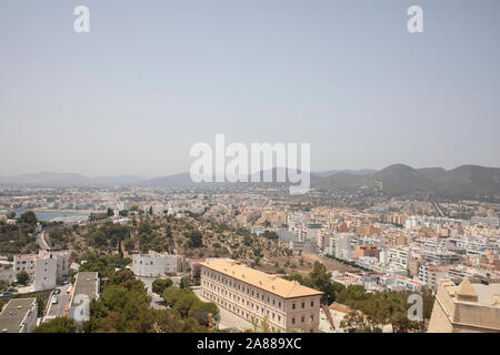 Waterfront e fortificata città vecchia storica, Dalt Vila, la cattedrale, la città di Ibiza, Ibiza, Isole Baleari, Spagna, Mediterraneo, Europa Foto Stock