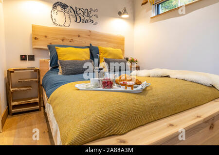 Il posatoio. Nel cuore della Foresta di Dean queste due nuove cabine glamping combinano comfort e stile con credenziali di eco. Foto Stock