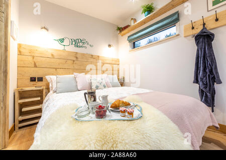 Il posatoio. Nel cuore della Foresta di Dean queste due nuove cabine glamping combinano comfort e stile con credenziali di eco. Foto Stock