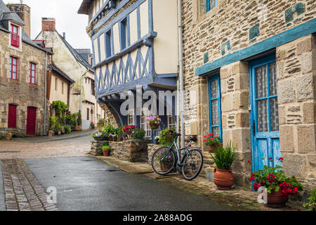 Una delle vecchie strade medievali in Josselin, Morbihan, in Bretagna, Francia Foto Stock