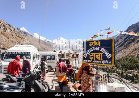 Hindustan ka Aakhri Dhaba, Chhitkul, valle di Sangla Hill, Kinnaur district, Himachal Pradesh, India, ottobre 2019 - Segno bordo dello scorso Dhaba restaur stradale Foto Stock