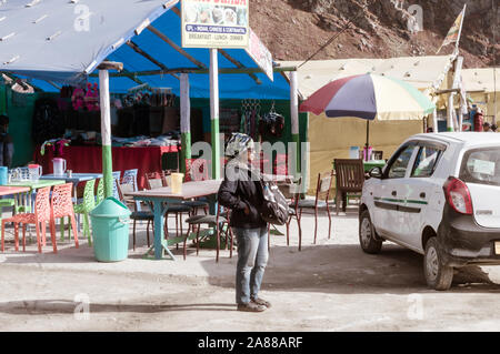 Marhi, Himachal Pradesh, India, ottobre 2019 - Marhi è una città del ristorante stradale situato a metà Rohtang La su Manali-Leh autostrada. Gli autobus traveli Foto Stock