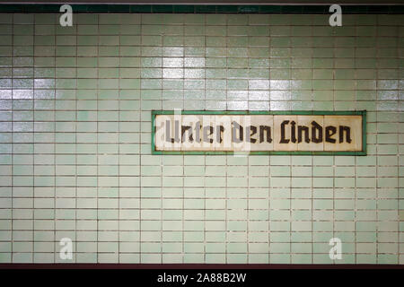 Il viale Unter den Linden stazione ferroviaria, Berlino, Germania. La segnaletica originale per la Berlin stazione della metropolitana ora noto come Brandenburger Tor. Foto Stock