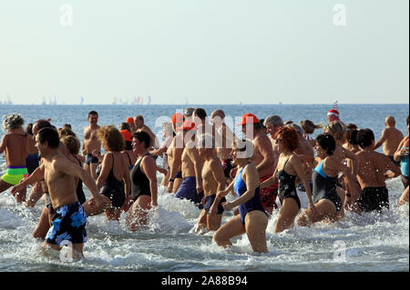 Bagno di natale in favore del ' Ristoranti du Coeur ' organizzata dal Lions Club, Roquilles beach in Carnon, Francia Occitanie Foto Stock