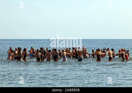 Bagno di natale in favore del ' Ristoranti du Coeur ' organizzata dal Lions Club, Roquilles beach in Carnon, Francia Occitanie Foto Stock