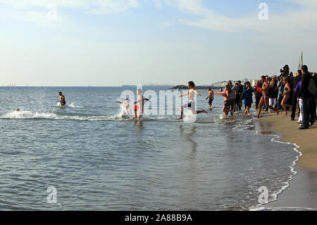 Bagno di natale in favore del ' Ristoranti du Coeur ' organizzata dal Lions Club, Roquilles beach in Carnon, Francia Occitanie Foto Stock