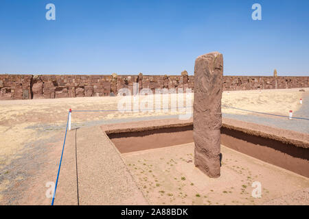 Monolito senza testa a Kalasasaya tempio di Tiwanaku complesso archeologico, Bolivia Foto Stock