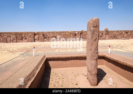 Monolito senza testa a Kalasasaya tempio di Tiwanaku complesso archeologico, Bolivia Foto Stock