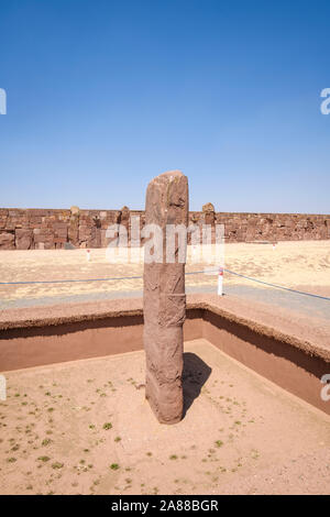 Monolito senza testa a Kalasasaya tempio di Tiwanaku complesso archeologico, Bolivia Foto Stock