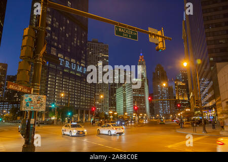 Trump Tower, East Wacker Drive al crepuscolo, il Loop, Chicago, Illinois, Stati Uniti d'America Foto Stock