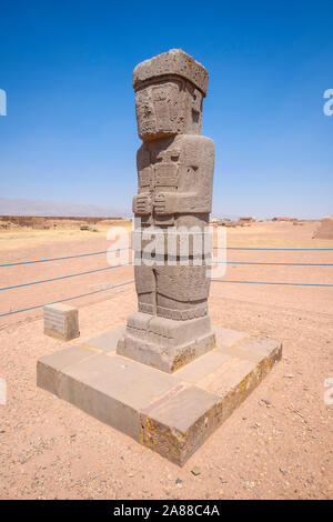 Magnifica Ponce monolito Kalasasaya al tempio di Tiwanaku complesso archeologico, Bolivia Foto Stock