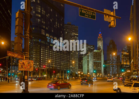 Trump Tower, East Wacker Drive al crepuscolo, il Loop, Chicago, Illinois, Stati Uniti d'America Foto Stock