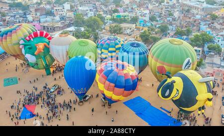 Una variopinta scena del cammello di Pushkar Fair, con una veduta aerea di 10 i palloni ad aria calda si prepara a sollevarsi da terra. Foto Stock