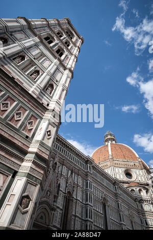 Il Duomo di Firenze, Italia. Il marmo rivestito il duomo di Firenze e il campanile a torre conosciuta anche come la Cattedrale di Santa Maria del Fiore. Foto Stock