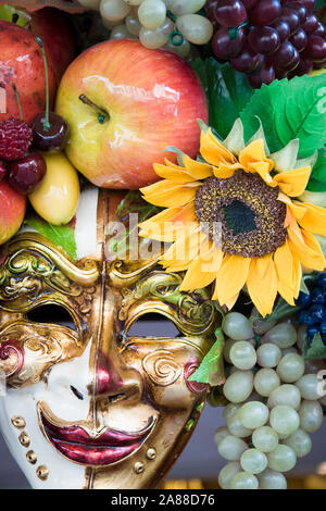 Maschera Veneziana. Chiudere dettaglio di un frutto riempito maschera indossata presso il tradizionale Carnevale a Venezia, Italia. Foto Stock