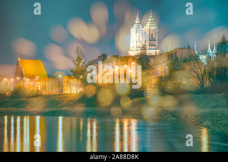 Golden glitter, patch di luce e di riflessi. Cattedrale di Poznan, sull'isola 'Ostrow Tumski', vista dal fiume Warta. La Polonia. Foto Stock