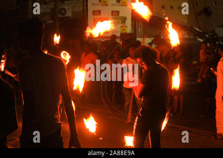 L'uomo intrattiene il pubblico con l aiuto di un incendio durante il perehera in srilanka Foto Stock