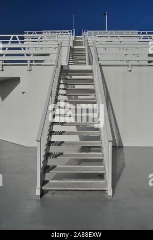Metallo bianco scala sulla grande barca cruiser Foto Stock
