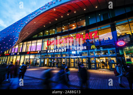 Essen, la zona della Ruhr, Renania settentrionale-Vestfalia, Germania - piazza Limbecker Platz, inner city shopping centre. Essen, Ruhrgebiet, Nordrhein-Westfalen, Deutschland - Foto Stock