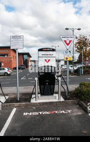 Intorno al Regno Unito - Lancashire - auto elettrica della stazione di carica Foto Stock