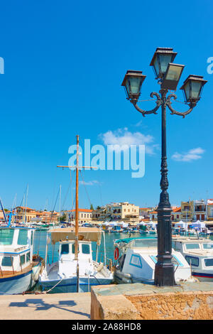 Porto e lungomare di Aegina town sulla soleggiata giornata estiva, Isole Saroniche, Grecia Foto Stock
