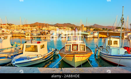 Fshing barche nel porto di Aegina town al tramonto, Grecia - Vista panoramica Foto Stock