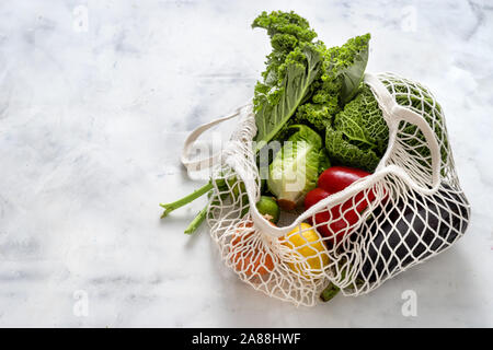 Rifiuti Zero concetto. Verdure e frutta fresca in sacchetti di rete Foto Stock