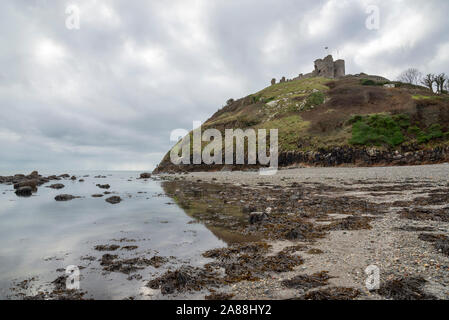 Criccieth beach e il castello sull'Lleyn Peninsula, il Galles del Nord. Foto Stock