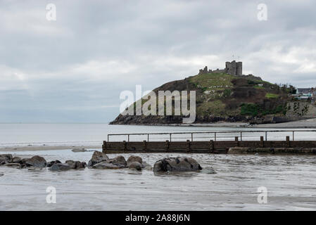 Criccieth beach e il castello sull'Lleyn Peninsula, il Galles del Nord. Foto Stock