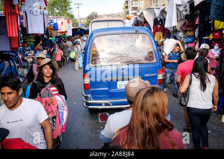 Strade vivaci sul mercato vecchio (o Mercado 25 de Mayo) area a Cochabamba, in Bolivia Foto Stock