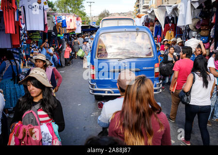 Strade vivaci sul mercato vecchio (o Mercado 25 de Mayo) area a Cochabamba, in Bolivia Foto Stock